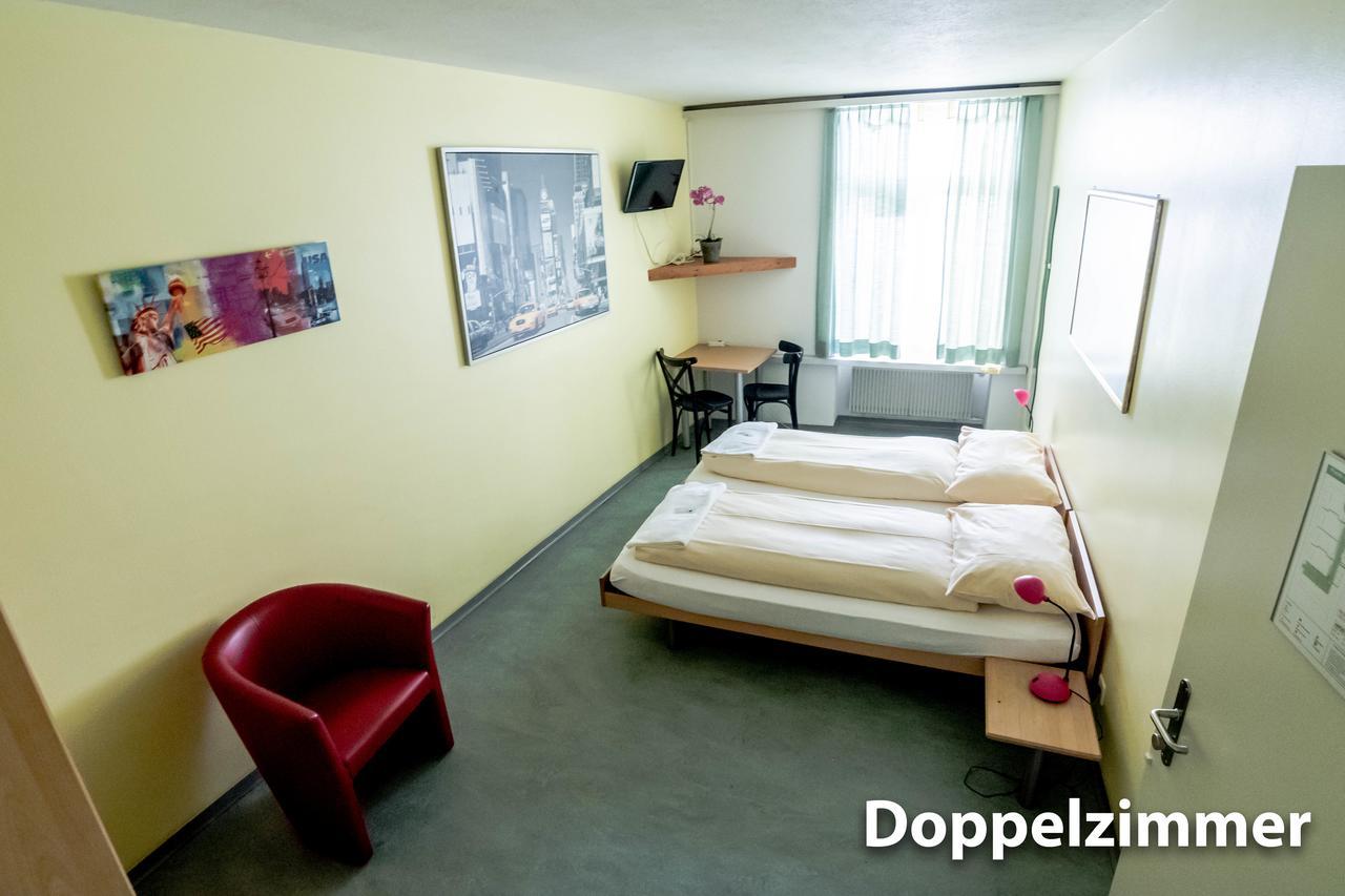 Hotel & Backpackers Zak ชาฟเฮาเซน ภายนอก รูปภาพ