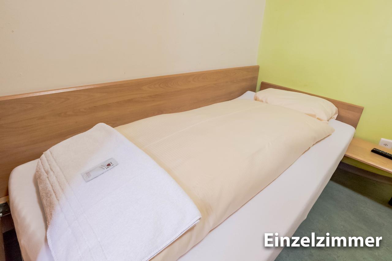 Hotel & Backpackers Zak ชาฟเฮาเซน ภายนอก รูปภาพ