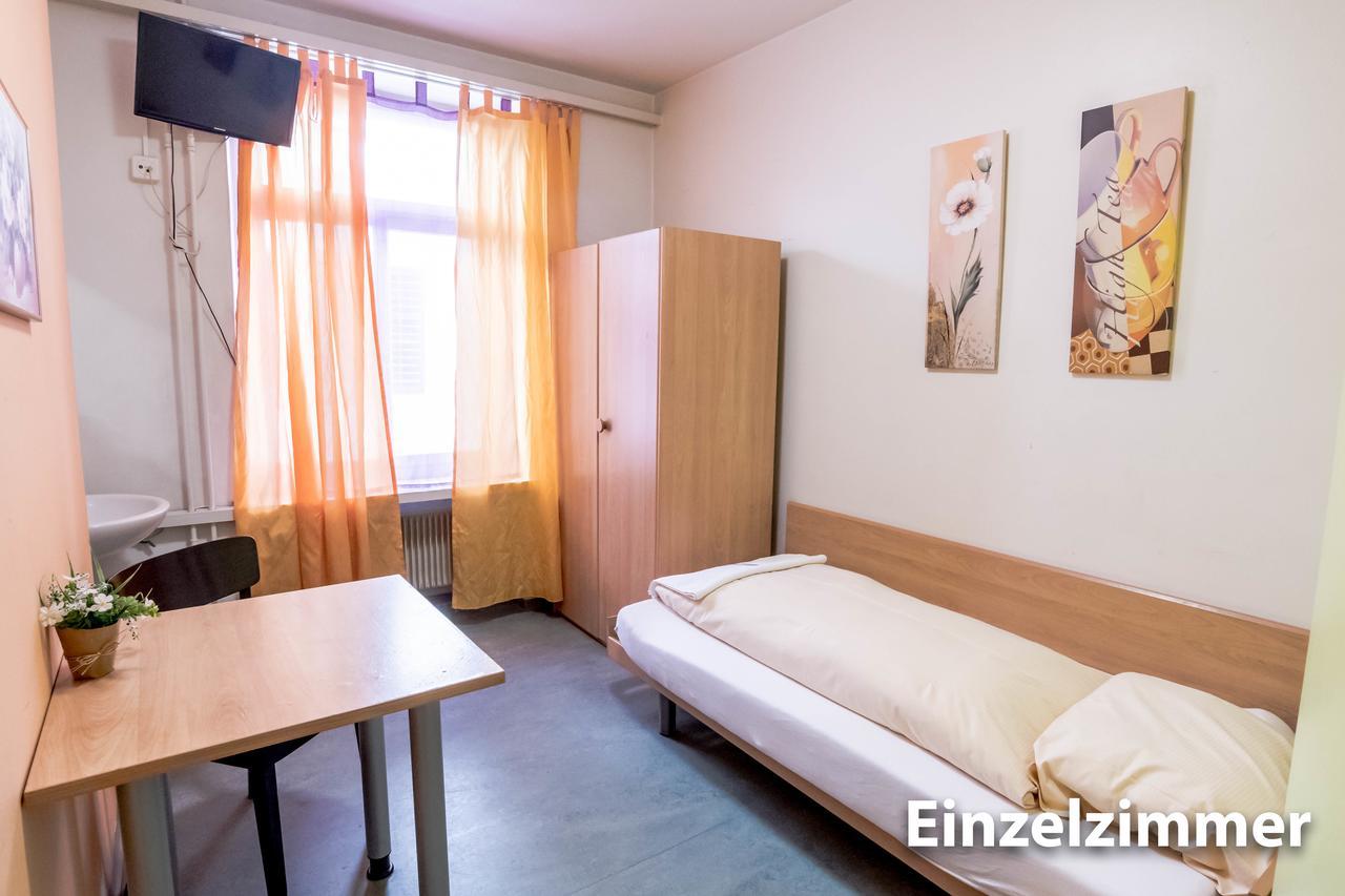 Hotel & Backpackers Zak ชาฟเฮาเซน ภายนอก รูปภาพ