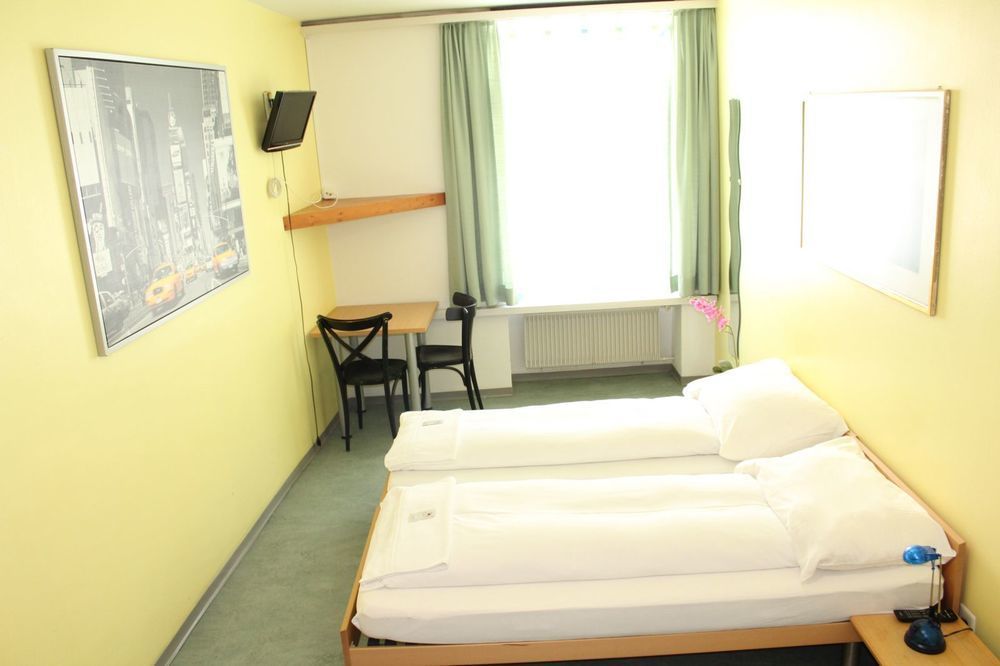 Hotel & Backpackers Zak ชาฟเฮาเซน ภายนอก รูปภาพ